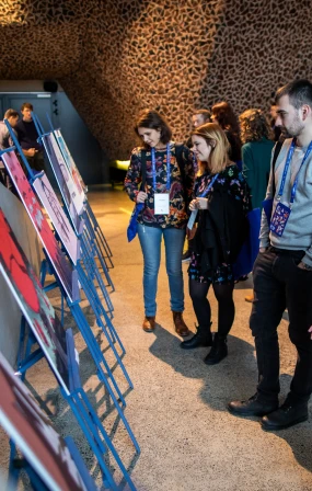 Uczestnicy oglądający wystawę podczas GrafConf 2019